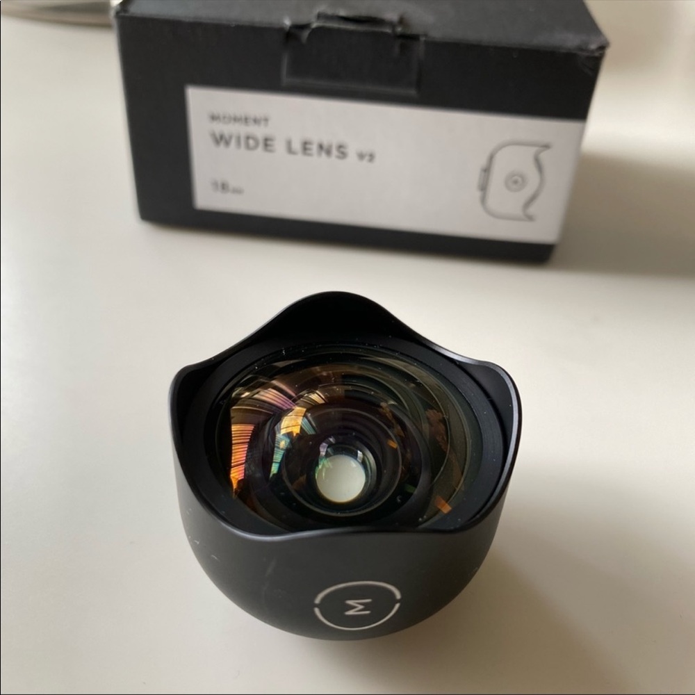Moment wide lens V2 with bag and box